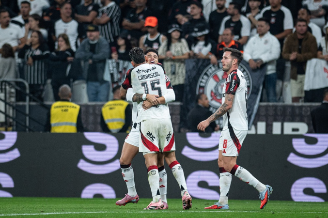 Jogadores do Flamengo comemoram o gol de Luiz Araújo