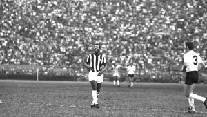 Pelé (e), do Santos, e o zagueiro Baldochi, do Corinthians, durante jogo válido pelo Campeonato Paulista