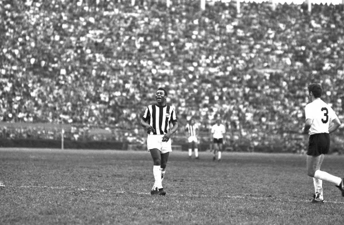 Pelé (e), do Santos, e o zagueiro Baldochi, do Corinthians, durante jogo válido pelo Campeonato Paulista