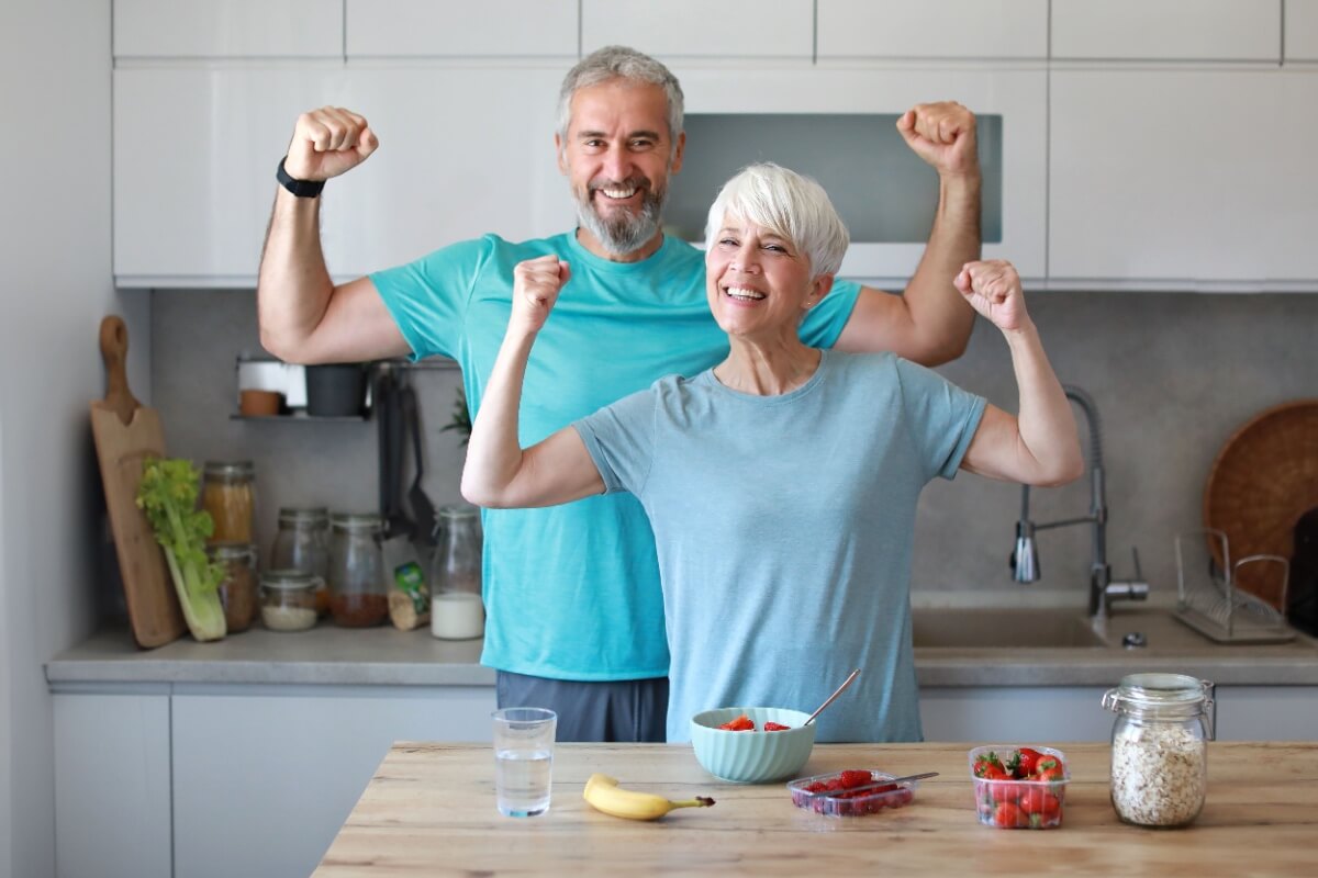 Frutas, cereais integrais e hidratação adequada estão entre as opções de alimentos e bebidas que auxiliam na energia diária 