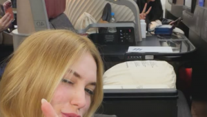 Virginia Fonseca e a amiga Duda Freire no avião rumo a Madri