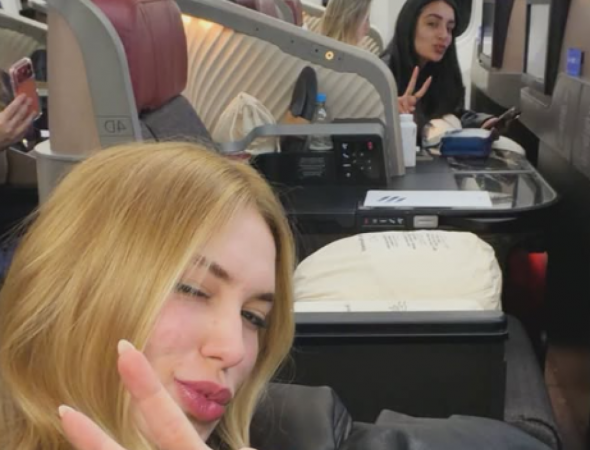 Virginia Fonseca e a amiga Duda Freire no avião rumo a Madri
