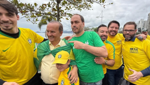 Carlos Bolsonaro participa de manifestação em Florianópolis com o irmão Jair Renan, o governador Jorginho Mello e o senador Jorge Seif, entre outros aliados