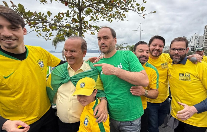 Carlos Bolsonaro participa de manifestação em Florianópolis com o irmão Jair Renan, o governador Jorginho Mello e o senador Jorge Seif, entre outros aliados