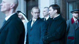 Jude Law e Paul Dano em cena do filme "The Wizard of Kremlin" ("O Mago do Kremlin")