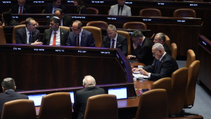 O primeiro-ministro israelense, Benjamin Netanyahu (C), participa da abertura da sessão de inverno do parlamento israelense, Knesset, em Jerusalém, 20 de outubro de 2025. (Jerusalén) EFE/EPA/ABIR SULTAN
