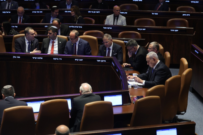 O primeiro-ministro israelense, Benjamin Netanyahu (C), participa da abertura da sessão de inverno do parlamento israelense, Knesset, em Jerusalém, 20 de outubro de 2025. (Jerusalén) EFE/EPA/ABIR SULTAN