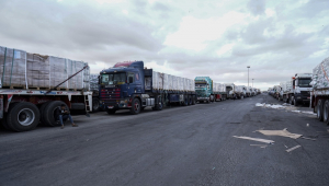 Caminhões de ajuda humanitária estão alinhados antes de seguirem em direção à fronteira de Rafah, entre o Egito e a Faixa de Gaza, em Rafah, no Sinai do Norte, Egito, em 12 de outubro de 2025. Um aumento no número de caminhões carregados com ajuda humanitária foi permitido na Faixa de Gaza como parte do acordo de cessar-fogo entre Israel e o Hamas, e antes da Cúpula de Paz de Sharm El-Sheikh, programada para 13 de outubro, para encerrar o conflito em Gaza. (Egito) EFE/EPA/STRINGER