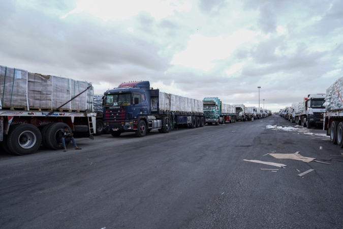 Caminhões de ajuda humanitária estão alinhados antes de seguirem em direção à fronteira de Rafah, entre o Egito e a Faixa de Gaza, em Rafah, no Sinai do Norte, Egito, em 12 de outubro de 2025. Um aumento no número de caminhões carregados com ajuda humanitária foi permitido na Faixa de Gaza como parte do acordo de cessar-fogo entre Israel e o Hamas, e antes da Cúpula de Paz de Sharm El-Sheikh, programada para 13 de outubro, para encerrar o conflito em Gaza. (Egito) EFE/EPA/STRINGER