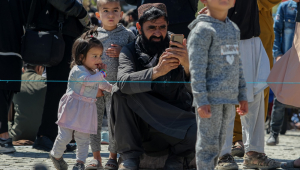 Um homem usa seu celular enquanto crianças ficam por perto após o restabelecimento dos serviços de internet em Cabul, Afeganistão, em 2 de outubro de 2025. O Afeganistão restaurou as redes móveis e a internet em 1º de outubro, após um lockdown nacional de dois dias ordenado pelas autoridades do Talibã. O apagão interrompeu negócios, bancos e viagens, deixando o país praticamente isolado. A Netblocks chamou isso de uma desconexão deliberada. O retorno da conectividade provocou comemorações nas ruas de Cabul, com moradores comparando o momento a um feriado. (Afeganistão) EFE/EPA/SAMIULLAH POPAL