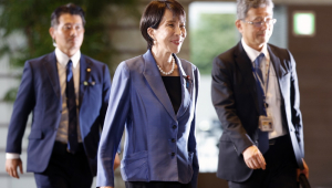 Sanae Takaichi (C) sorri ao chegar à residência oficial do primeiro-ministro após ser eleita como a nova primeira-ministra em Tóquio, Japão, em 21 de outubro de 2025. A presidente do Partido Liberal Democrata do Japão, Sanae Takaichi, tornou-se a primeira mulher primeira-ministra do Japão. (Japão, Tóquio) EFE/EPA/FRANCK ROBICHON