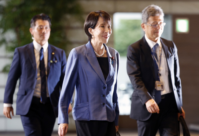 Sanae Takaichi (C) sorri ao chegar à residência oficial do primeiro-ministro após ser eleita como a nova primeira-ministra em Tóquio, Japão, em 21 de outubro de 2025. A presidente do Partido Liberal Democrata do Japão, Sanae Takaichi, tornou-se a primeira mulher primeira-ministra do Japão. (Japão, Tóquio) EFE/EPA/FRANCK ROBICHON