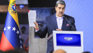Foto cedida pela Prensa Miraflores do presidente da Venezuela, Nicolás Maduro, falando durante um ato de governo este miércoles, em Caracas (Venezuela). Maduro anunciou que desde a manhã de junho iria lançar o plano 'Independência 200' nos estados de Táchira, Apure e Amazonas, fronteiriços com a Colômbia, para a "defesa integral" do país, em um contexto marcado pelo despliegue militar de EE.UU. no mar Caribe. EFE/ Prensa Miraflores / SOLO USO EDITORIAL/ NO VENTAS/ SOLO DISPONIBLE PARA ILUSTRAR LA NOTICIA QUE ACOMPAÑA (CRÉDITO OBLIGATORIO)