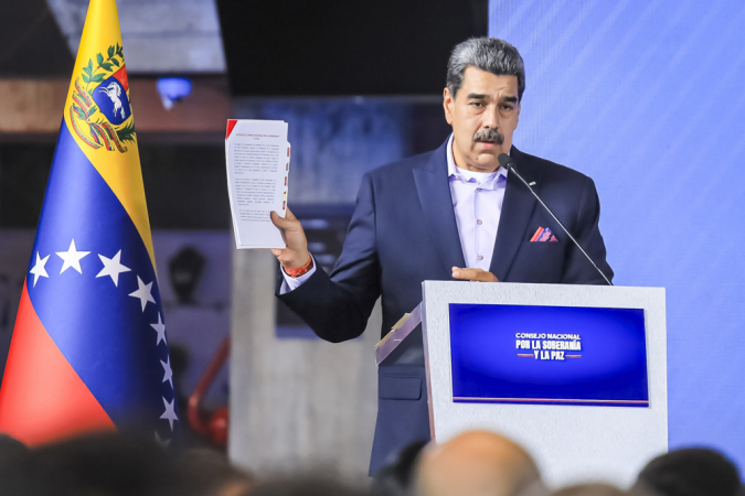 Foto cedida pela Prensa Miraflores do presidente da Venezuela, Nicolás Maduro, falando durante um ato de governo este miércoles, em Caracas (Venezuela). Maduro anunciou que desde a manhã de junho iria lançar o plano 'Independência 200' nos estados de Táchira, Apure e Amazonas, fronteiriços com a Colômbia, para a "defesa integral" do país, em um contexto marcado pelo despliegue militar de EE.UU. no mar Caribe. EFE/ Prensa Miraflores / SOLO USO EDITORIAL/ NO VENTAS/ SOLO DISPONIBLE PARA ILUSTRAR LA NOTICIA QUE ACOMPAÑA (CRÉDITO OBLIGATORIO)