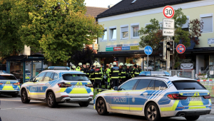 Serviços de emergência e polícia no local após dispositivos explosivos terem sido encontrados em uma casa em chamas em Munique