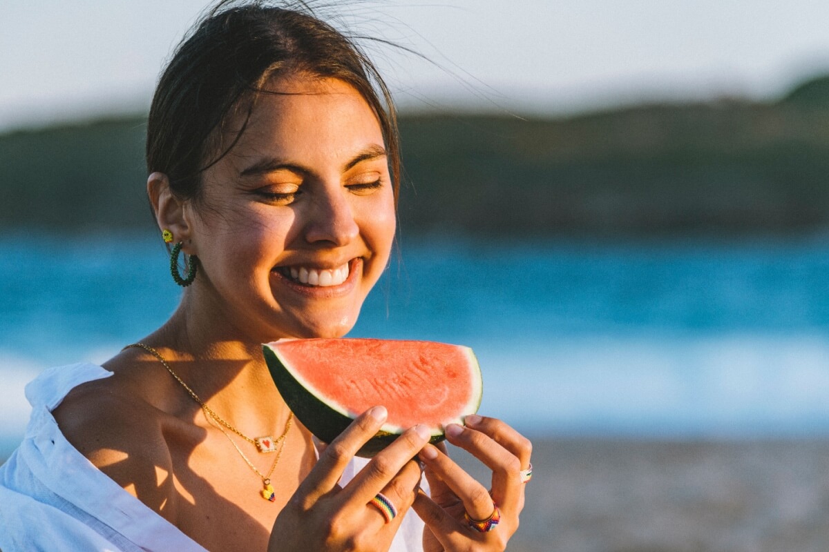 Nutrientes como os presentes na melancia ajudam a reduzir a vermelhidão após a exposição solar 