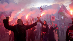 Manifestantes agitam bandeiras palestinas e acendem sinalizadores antes da partida das eliminatórias da Copa do Mundo entre Noruega e Israel, em Oslo