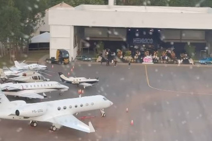 Evento de Gusttavo Lima choca pela quantidade de aviões estacionados