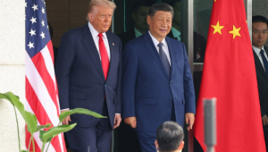 O presidente dos EUA, Donald Trump (à esquerda), e o presidente chinês, Xi Jinping, apertam as mãos após reunião no salão de recepção Naraemaru, dentro de uma base da Força Aérea em Busan, Coreia do Sul, em 30 de outubro de 2025. (Coreia do Sul) EFE/EPA/YONHAP COREIA DO SUL