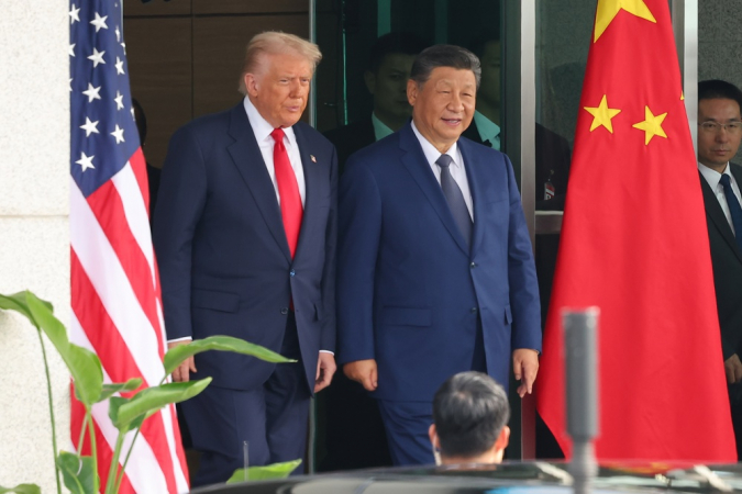 O presidente dos EUA, Donald Trump (à esquerda), e o presidente chinês, Xi Jinping, apertam as mãos após reunião no salão de recepção Naraemaru, dentro de uma base da Força Aérea em Busan, Coreia do Sul, em 30 de outubro de 2025. (Coreia do Sul) EFE/EPA/YONHAP COREIA DO SUL