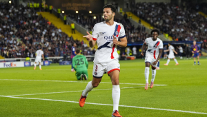 O atacante português do Paris Saint-Germain, Gonçalo Ramos, comemora o segundo gol de sua equipe durante a partida da fase de grupos da Liga dos Campeões contra o FC Barcelona, realizada nesta quarta-feira no Estádio Olímpico Lluís Companys