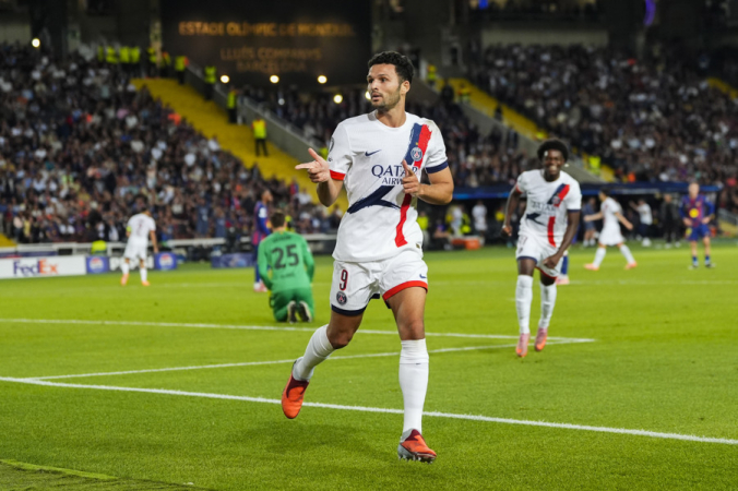 O atacante português do Paris Saint-Germain, Gonçalo Ramos, comemora o segundo gol de sua equipe durante a partida da fase de grupos da Liga dos Campeões contra o FC Barcelona, realizada nesta quarta-feira no Estádio Olímpico Lluís Companys