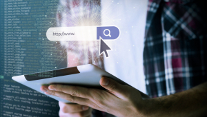 Pessoa a trabalhar em html no computador