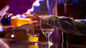 Barman de vista lateral preparando bebida