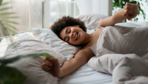 Mulher deitada na cama