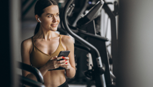 Mulher jovem e atraente a exercitar-se no ginásio.