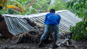Uma pessoa remove galhos de árvores do telhado de uma casa após a passagem do furacão Melissa na quinta-feira em Petit-Goâve, Haiti. Pelo menos 20 pessoas morreram e outras 10 estão desaparecidas devido à inundação do rio La Digue causada pelo furacão Melissa nesta comuna localizada no sul do Haiti. EFE/Mentor David Lorens