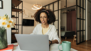 Retrato de uma jovem mulher trabalhando em casa