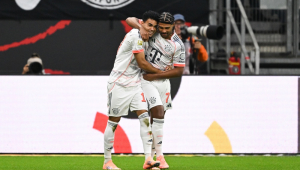 Luis Díaz, do Bayern de Munique, comemora com o companheiro Serge Gnabry após marcar o gol que abriu o placar na partida contra o Eintracht Frankfurt