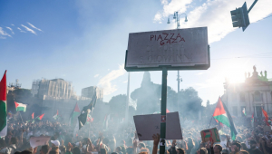 participam de manifestação pró-Palestina em apoio a Gaza e ao povo palestino, em Roma