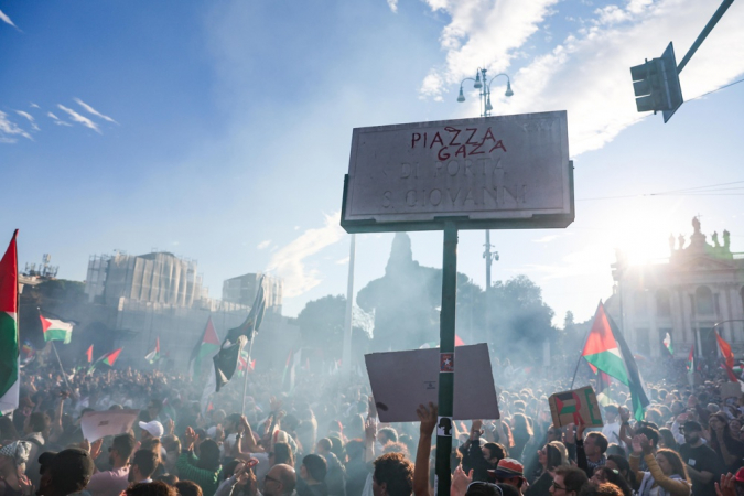 participam de manifestação pró-Palestina em apoio a Gaza e ao povo palestino, em Roma