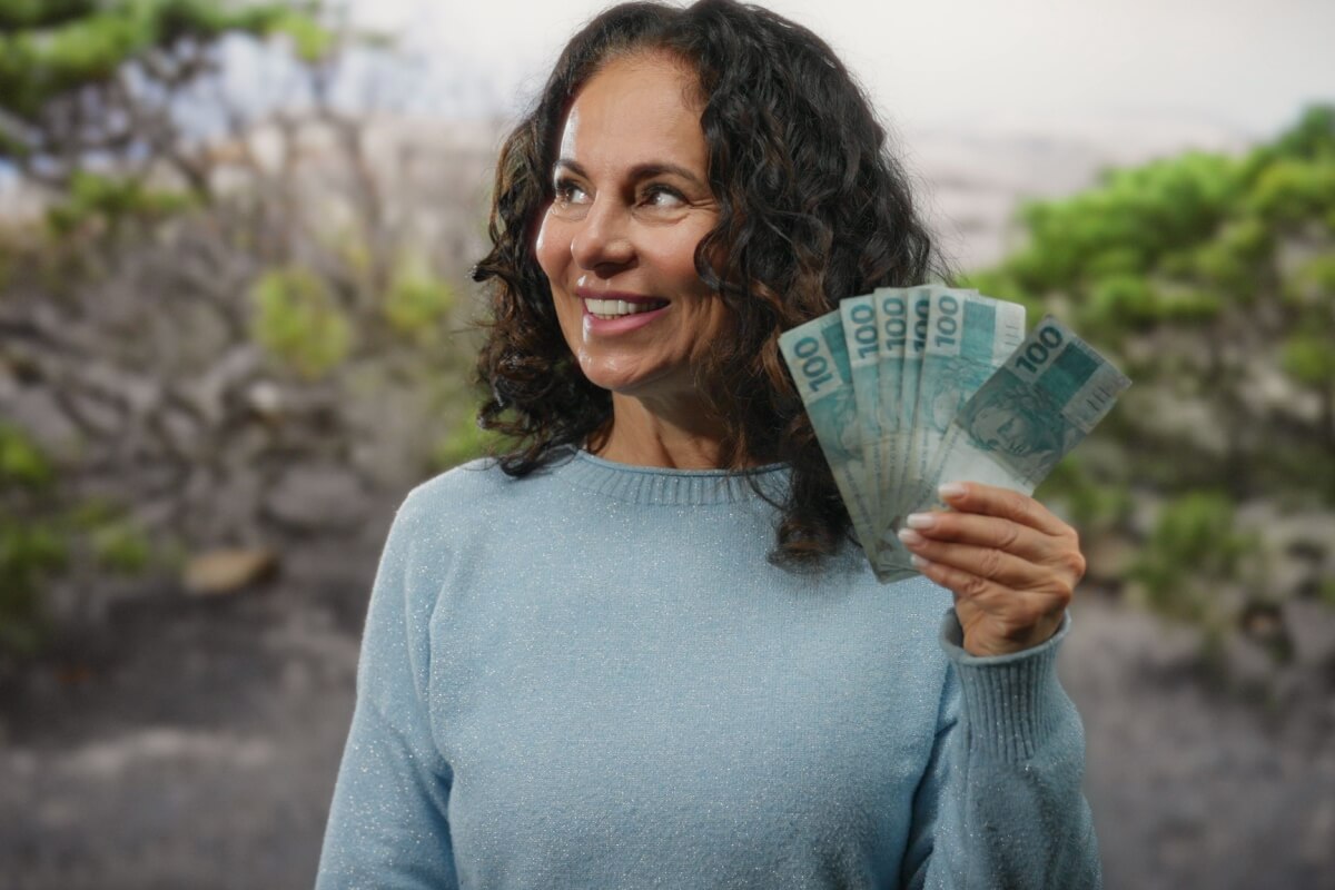 É possível usar os decretos para atrair prosperidade, movimentar finanças e alinhar a mente com a energia do dinheiro 