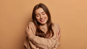 Retrato de jovem e bela mulher gesticulando