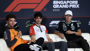 O piloto da McLaren Lando Norris (E) da Grã-Bretanha, o piloto da Haas Esteban Ocon (C) da França e o piloto da Mercedes George Russell (D) da Grã-Bretanha durante a coletiva de imprensa para o Grande Prêmio de Fórmula 1 de Cingapura em Cingapura, 02 de outubro de 2025. O Grande Prêmio de Fórmula 1 de Cingapura de 2025 será realizado no Circuito de Rua de Marina Bay em 05 de outubro. (Fórmula Uno, França, Reino Unido, Cingapura) EFE/EPA/FAZRY ISMAIL