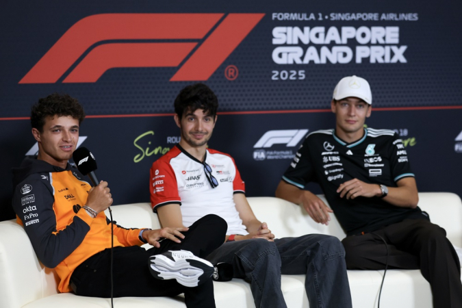 O piloto da McLaren Lando Norris (E) da Grã-Bretanha, o piloto da Haas Esteban Ocon (C) da França e o piloto da Mercedes George Russell (D) da Grã-Bretanha durante a coletiva de imprensa para o Grande Prêmio de Fórmula 1 de Cingapura em Cingapura, 02 de outubro de 2025. O Grande Prêmio de Fórmula 1 de Cingapura de 2025 será realizado no Circuito de Rua de Marina Bay em 05 de outubro. (Fórmula Uno, França, Reino Unido, Cingapura) EFE/EPA/FAZRY ISMAIL