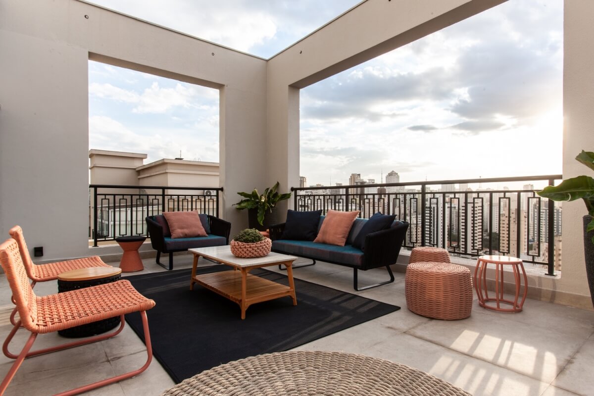 A escolha certa de materiais garante resistência e elegância nas áreas ao ar livre 