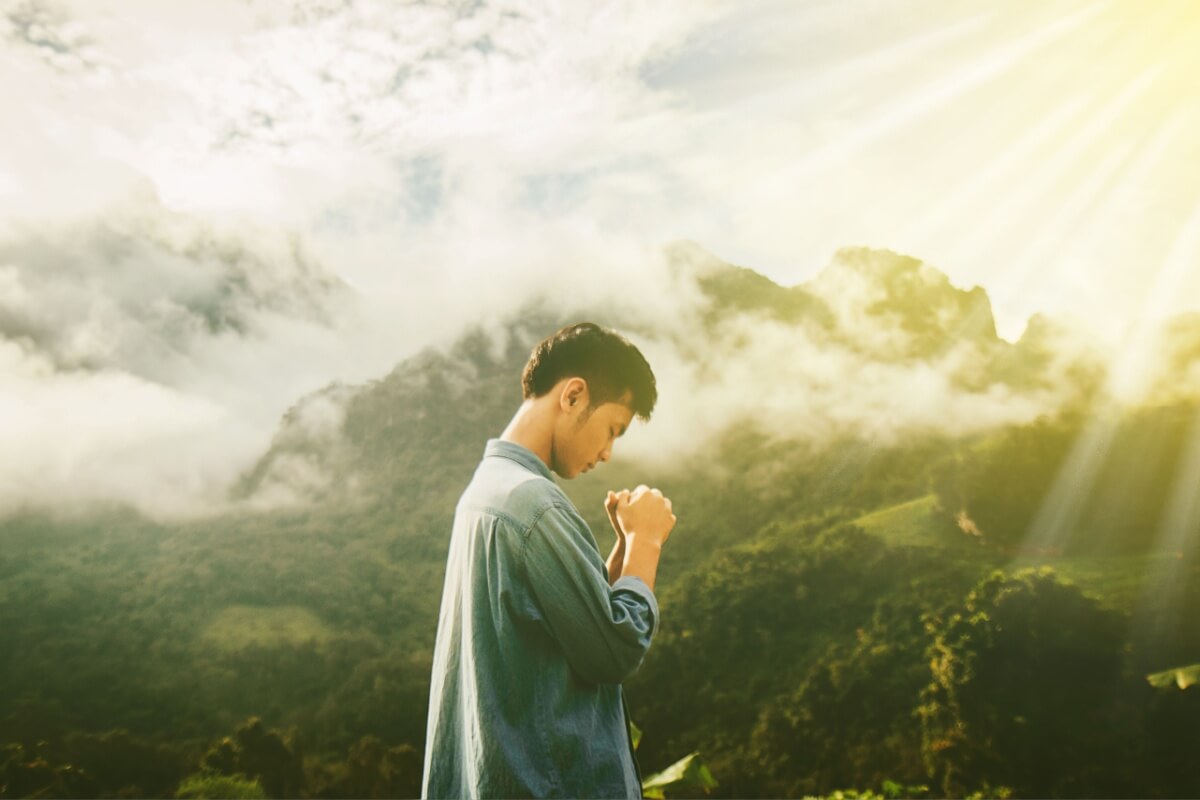 As orações ajudam a atrair proteção em momentos de necessidade 
