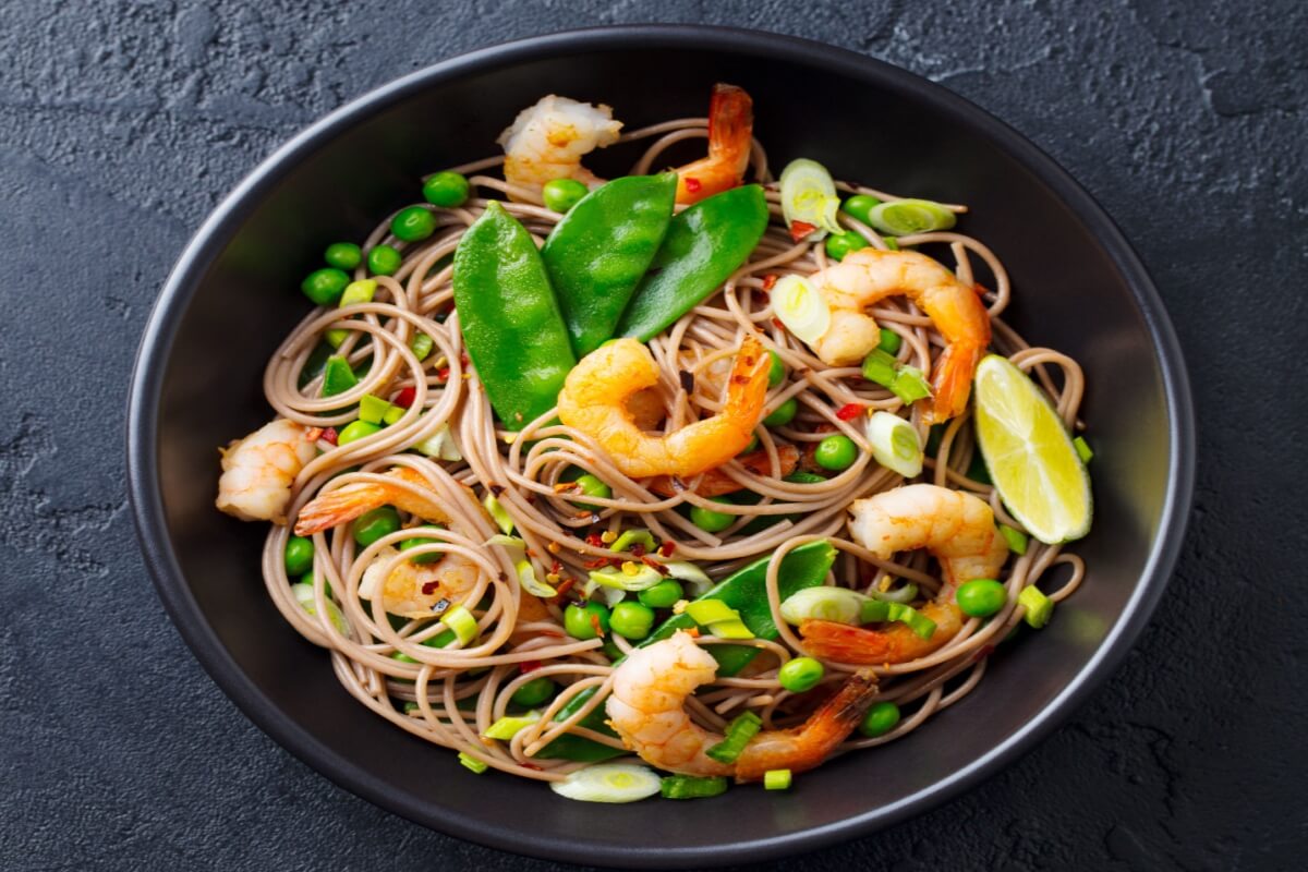 Yakisoba de camarão com legumes 