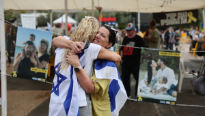 Pessoas comemoram após o anúncio de um acordo de paz na Praça dos Reféns, em Tel Aviv