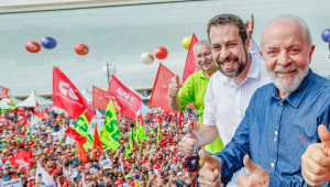 Lula e Boulos participam de evento das centrais sindicais em frente ao estádio do Corinthians
