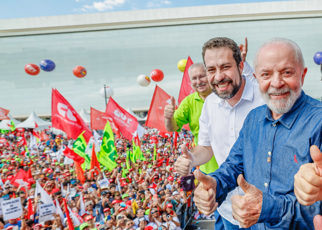 Lula e Boulos participam de evento das centrais sindicais em frente ao estádio do Corinthians
