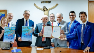 07.10.2025 – Assinatura da Medida Provisória nº 1.301/2025, que criou o programa Agora Tem Especialistas Presidente da República, Luiz Inácio Lula da Silva, durante a cerimônia de assinatura da Medida Provisória nº 1.301/2025, que criou o programa Agora Tem Especialistas. Palácio do Planalto – Brasília (DF) Foto: Cláudio Kbene