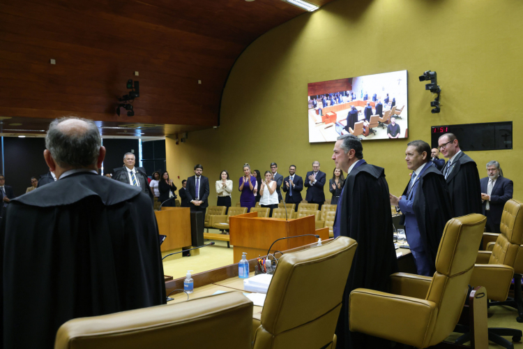 Integrantes do STF aplaudem Luís Roberto Barroso após ministro anunciar sua aposentadoria