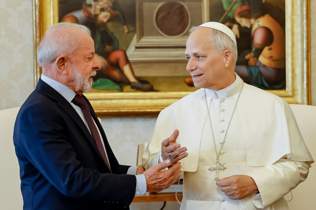 Lula se reúne com Papa Leão XIV no Vaticano e o convida para a COP30