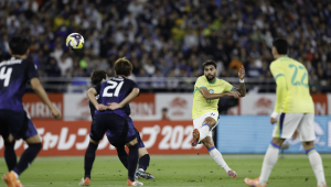 Lucas Paquetá, da seleção brasileira, arrisca chute durante amistoso contra o Japão