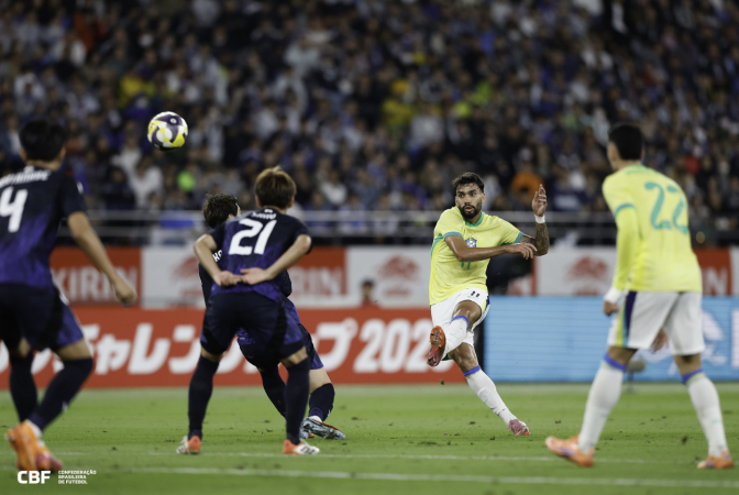 Lucas Paquetá, da seleção brasileira, arrisca chute durante amistoso contra o Japão